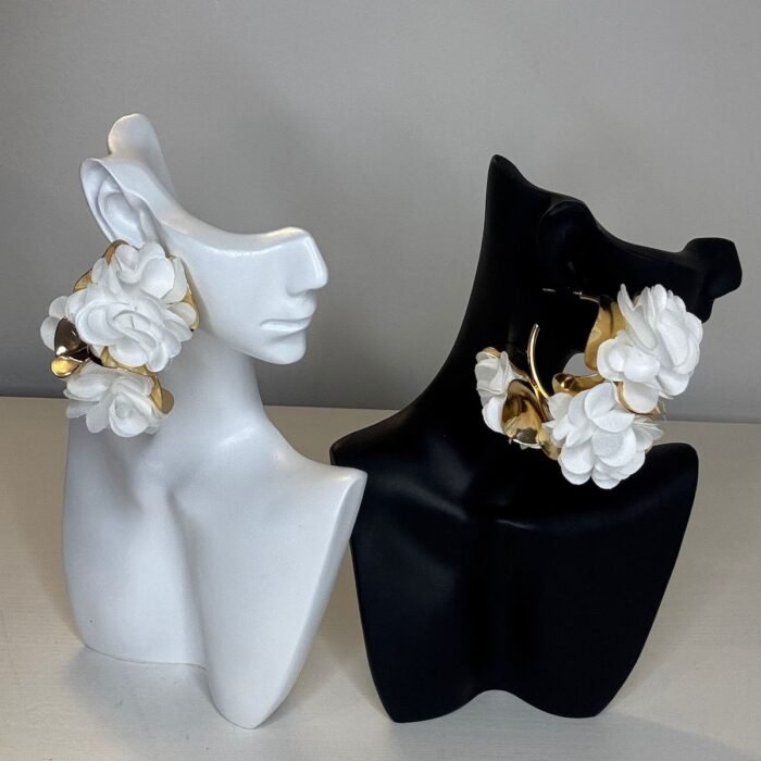 Boucles d'oreilles créoles dorées fleurs blanches - Les Joyaux d'Asti