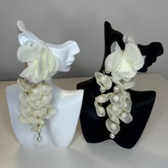 Boucles d'oreilles pendantes pétales beige et perles - Les Joyaux d'Asti