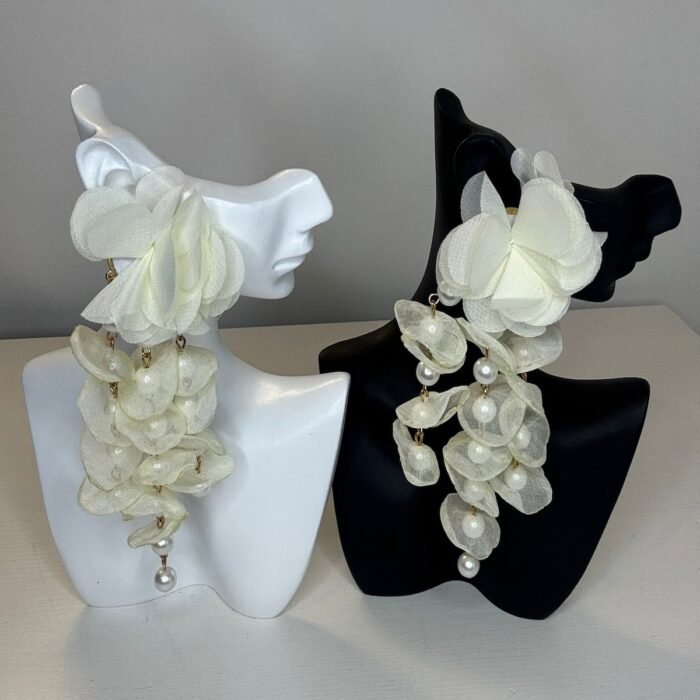 Boucles d'oreilles pendantes pétales beige et perles - Les Joyaux d'Asti