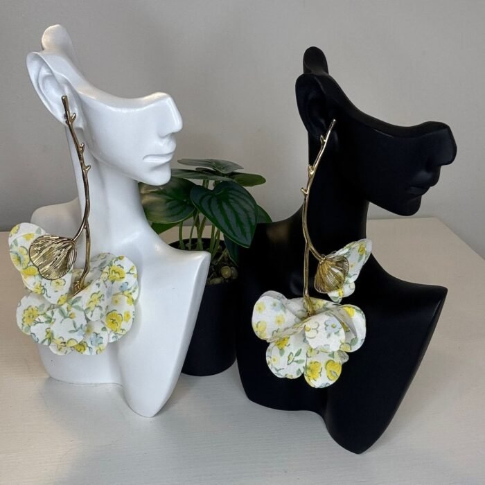 Boucles d'oreilles pendantes fleurs Liberty jaunes - Les Joyaux d'Asti