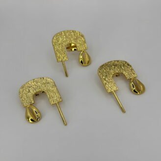 Parure boucles d'oreilles et bague fantaisie couleur or en forme d'arche texturée avec coquillage cauri, SA Jewelry