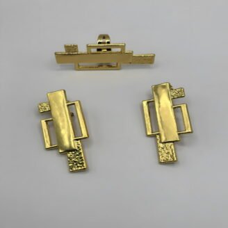 Parure boucles d'oreilles pendantes et bague fantaisie couleur or en rectangles géométriques imbriqués mat et texturé, SA Jewelry