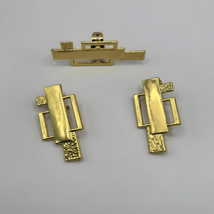 Parure boucles d'oreilles pendantes et bague fantaisie couleur or en rectangles géométriques imbriqués mat et texturé, SA Jewelry